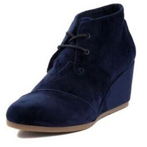 NWT TOMS desert wedge blue velvet booties 8.5